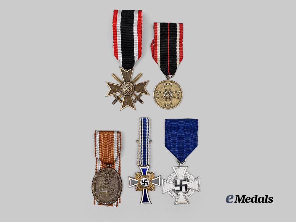 germany,_third_reich._a_lot_of_awards_for_military_and_civil_service,_with_packages_and_cases_e_medals__g63981_4