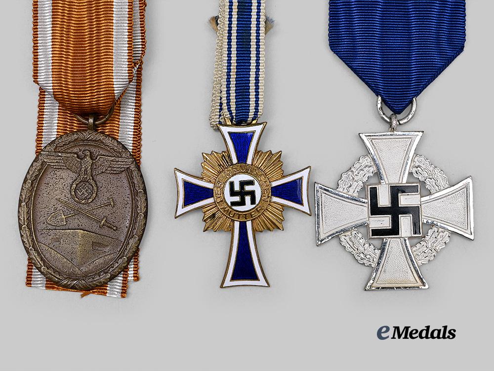 germany,_third_reich._a_lot_of_awards_for_military_and_civil_service,_with_packages_and_cases_e_medals__g63981_5