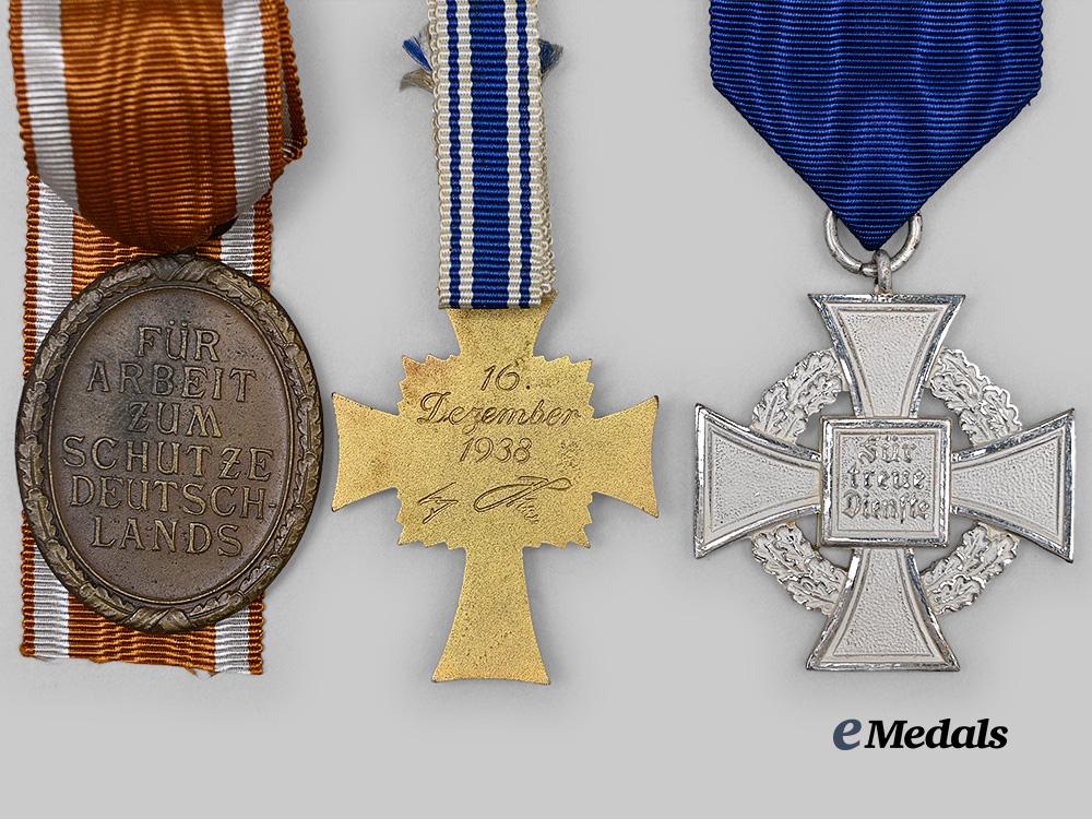 germany,_third_reich._a_lot_of_awards_for_military_and_civil_service,_with_packages_and_cases_e_medals__g63981_8