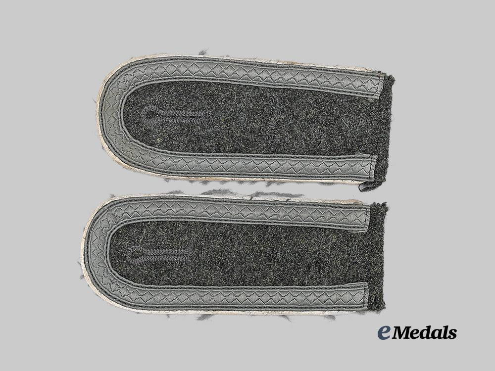 germany,_heer._a_set_of_infantry_unteroffizier_shoulder_straps,_late-_war_example_e_medals__g63999_2
