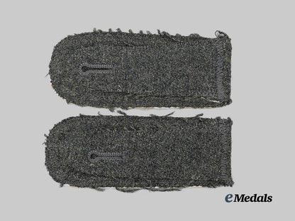 germany,_heer._a_set_of_infantry_unteroffizier_shoulder_straps,_late-_war_example_e_medals__g63999_3