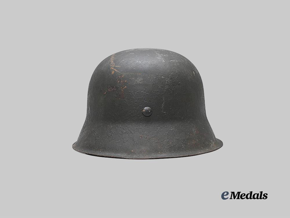 germany,_heer._an_m42_stahlhelm,_repurposed_example_e_medals__g64025_5