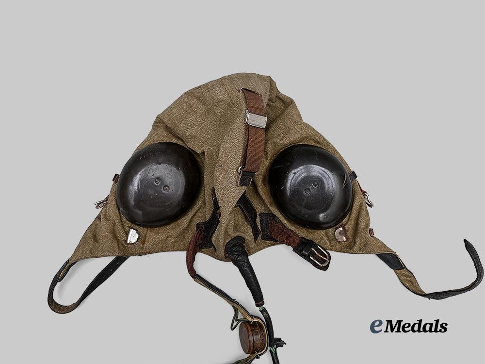 germany,_luftwaffe._a_summer_flight_helmet,_with_siemens_sound,_by_striegel&_wagner_e_medals__g64030_4