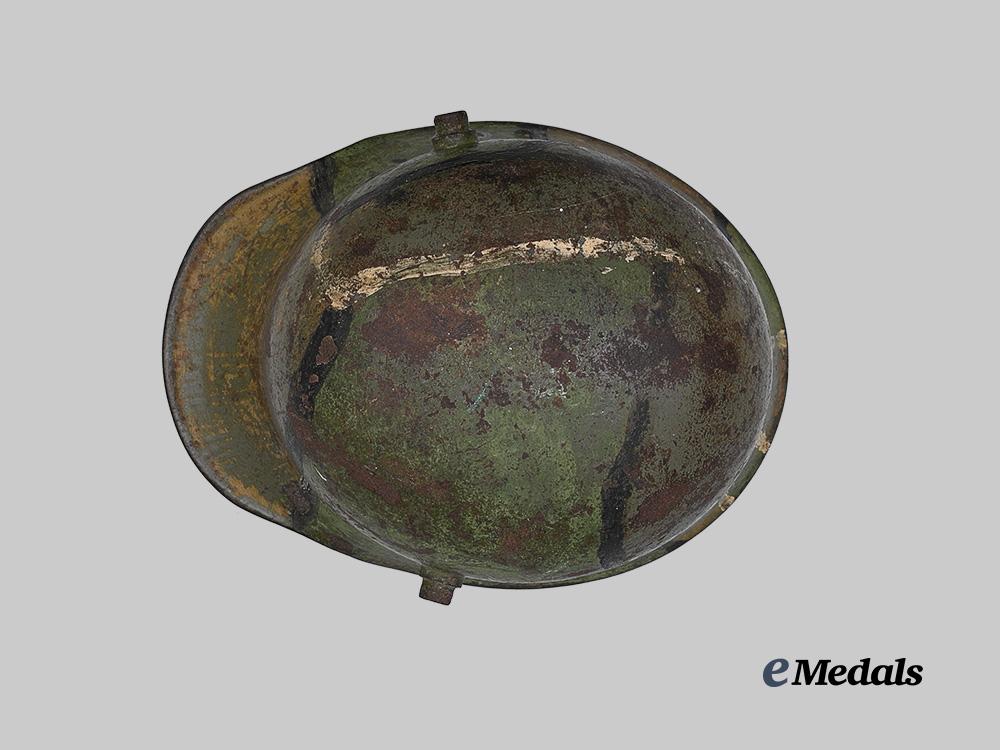 germany,_imperial._an_m16_camouflage_stahlhelm,_owner-_attributed_example,_by_gebrüder_gnüchtel_a._g._e_medals__g64048_6