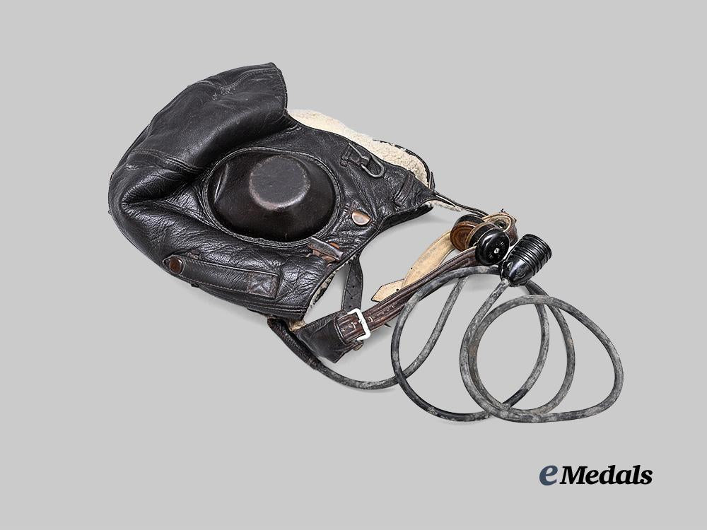 germany,_luftwaffe._a_winter_flight_helmet,_with_communications_equipment,_mid-_war_example_by_deutsche_telephonwerke_e_medals__g64064_3