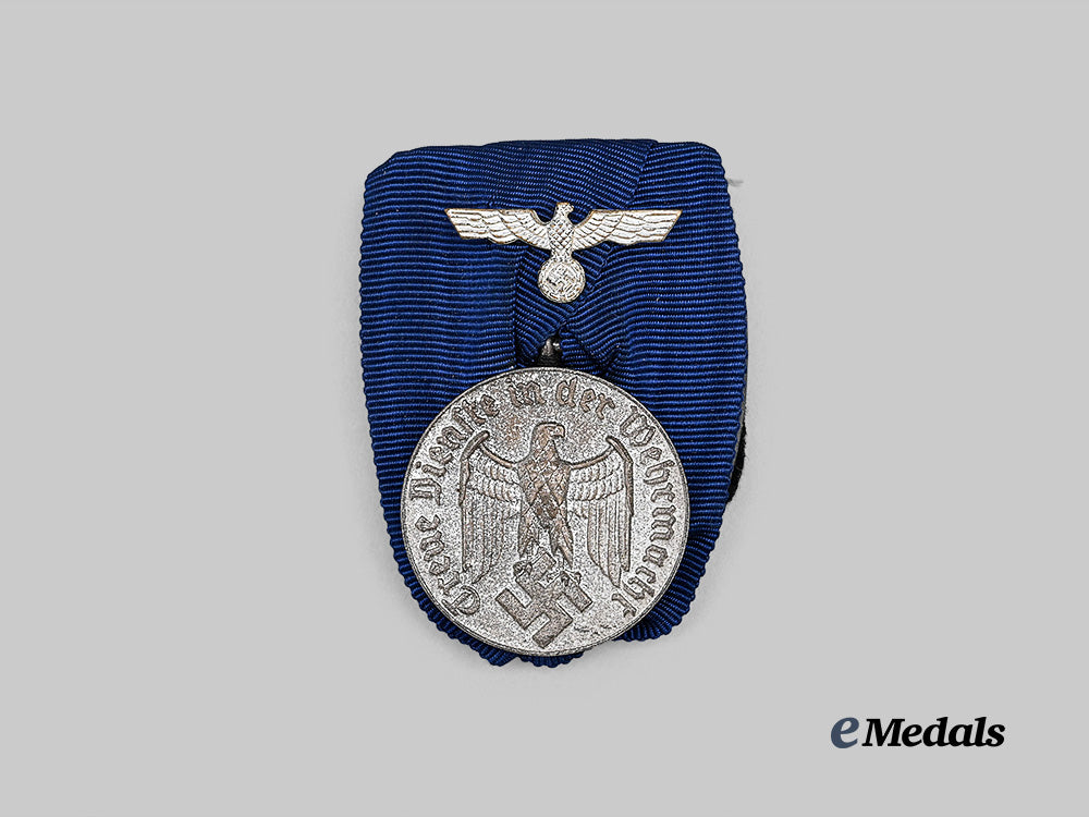 germany,_wehrmacht._a4-_year_long_service_award,_on_parade_mount_e_medals__g64072_2
