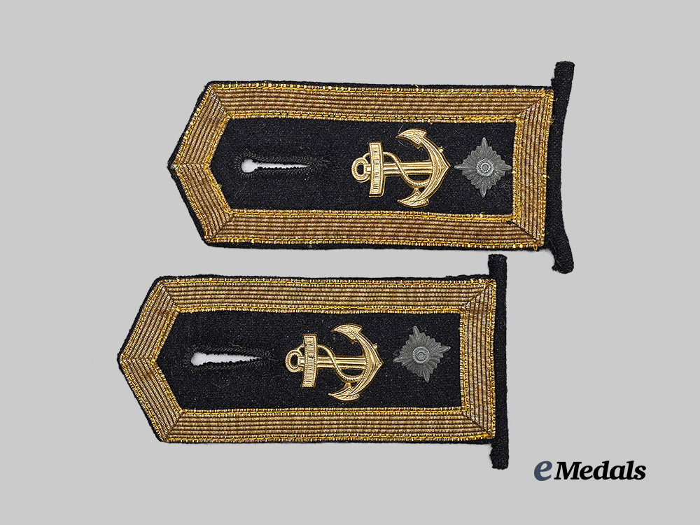 germany,_kriegsmarine._a_set_of_feldwebel_shoulder_boards_e_medals__g64304_2