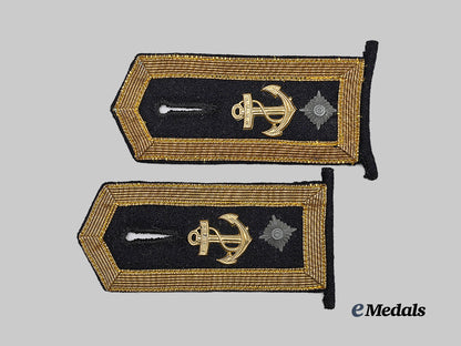 germany,_kriegsmarine._a_set_of_feldwebel_shoulder_boards_e_medals__g64304_2