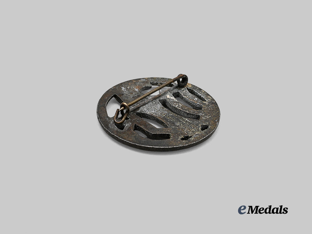 germany,_wehrmacht._an_auxiliary_member’s_badge,_by_c._e._juncker_e_medals__g64321_4