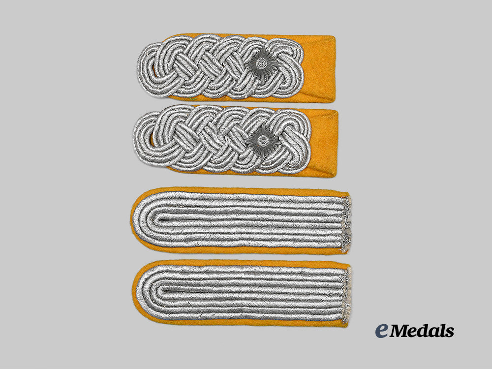 germany,_luftwaffe._a_lot_of_shoulder_boards_for_flight_personnel/_fallschirmjäger_officer_ranks_e_medals__g64335_2