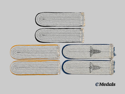 germany,_heer._a_lot_of_shoulder_boards_for_leutnant_ranks_e_medals__g64403_2