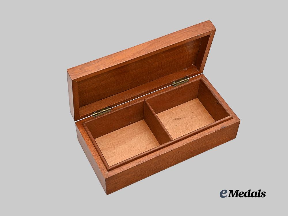 united_kingdom._a_dunhill_cigar_box,_c.1950_e_medals__g_b8314_3