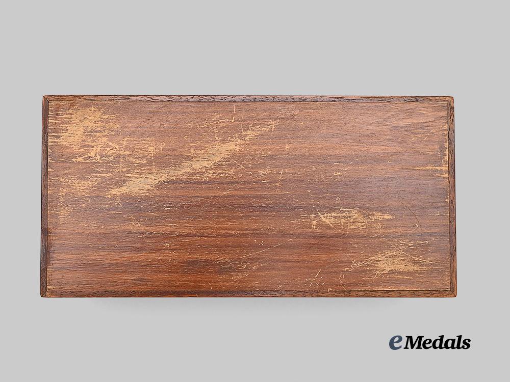 united_kingdom._a_dunhill_cigar_box,_c.1950_e_medals__g_b8314_5