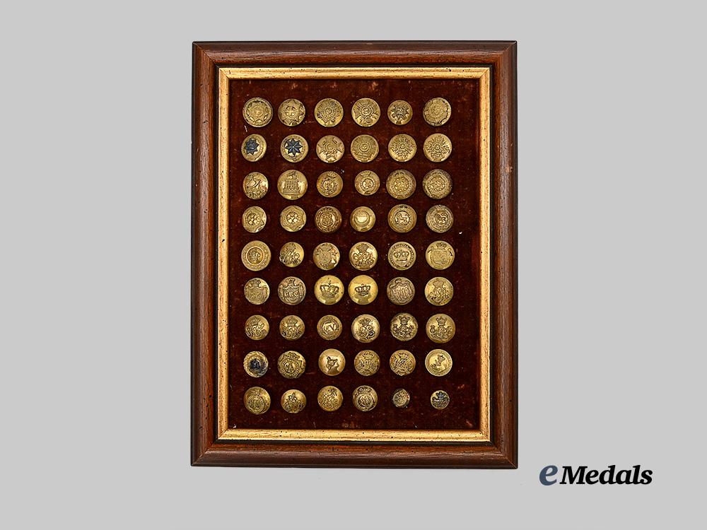 united_kingdom._a_lot_of_framed_regimental_buttons_e_medals__g_b8327_2