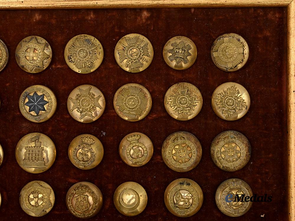 united_kingdom._a_lot_of_framed_regimental_buttons_e_medals__g_b8327_4