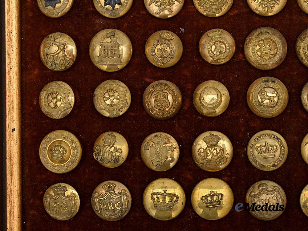 united_kingdom._a_lot_of_framed_regimental_buttons_e_medals__g_b8327_5