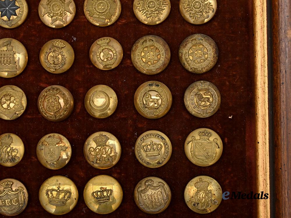 united_kingdom._a_lot_of_framed_regimental_buttons_e_medals__g_b8327_6