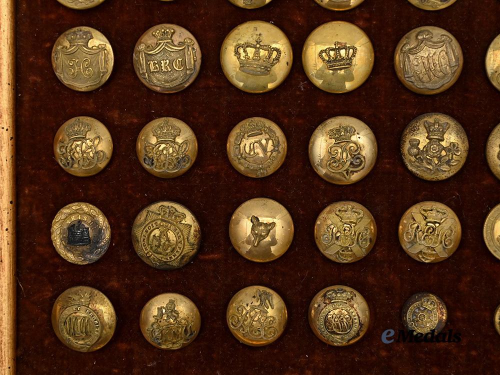 united_kingdom._a_lot_of_framed_regimental_buttons_e_medals__g_b8327_7