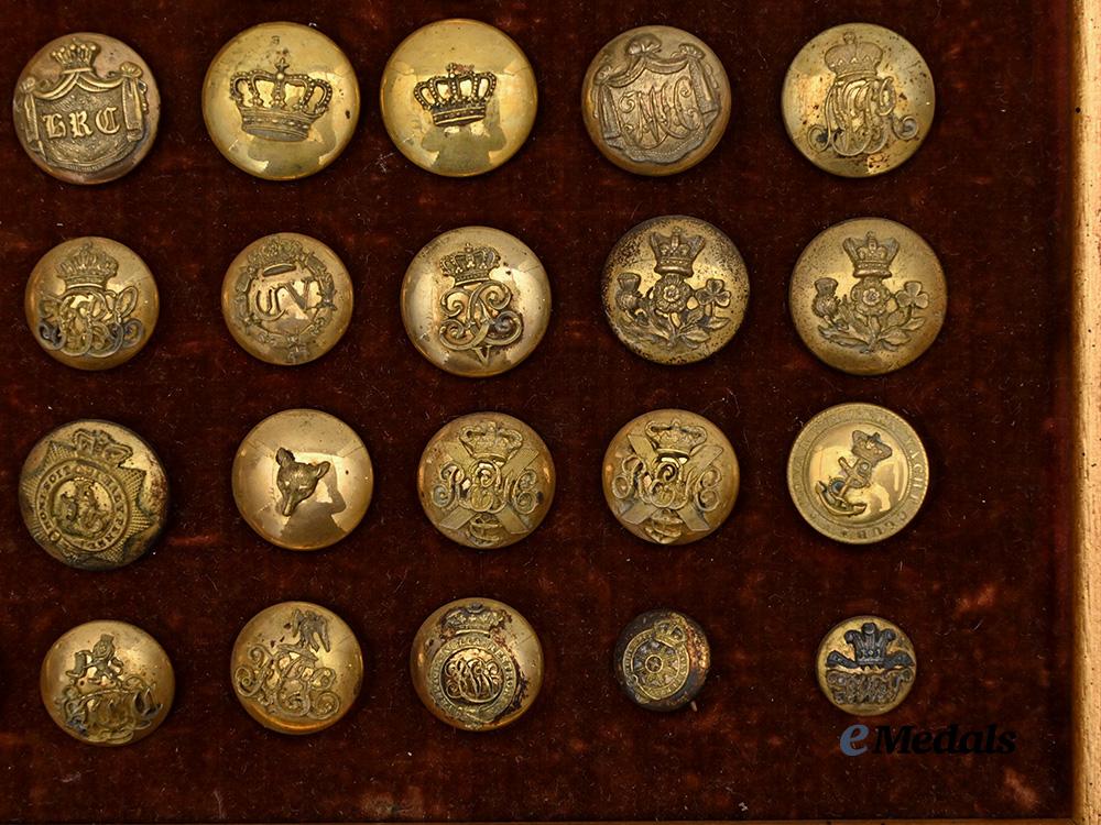 united_kingdom._a_lot_of_framed_regimental_buttons_e_medals__g_b8327_8