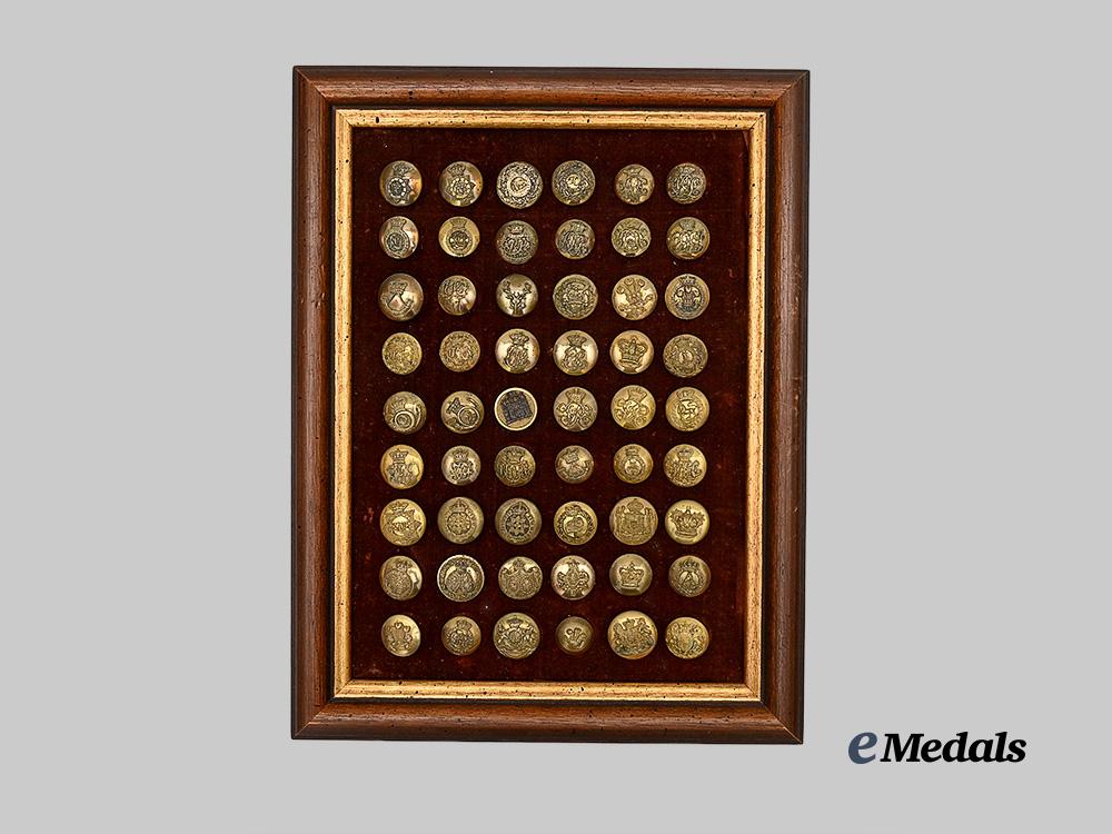 united_kingdom._a_lot_of_framed_regimental_buttons_e_medals__g_b8328_2