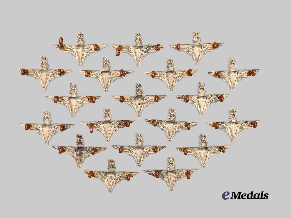 united_kingdom._a_lot_of19_post_war_parachute_regiment_collar_badges_e_medals__g_b8385_3