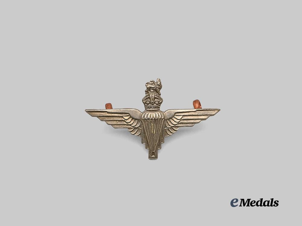 united_kingdom._a_lot_of19_post_war_parachute_regiment_collar_badges_e_medals__g_b8385_4