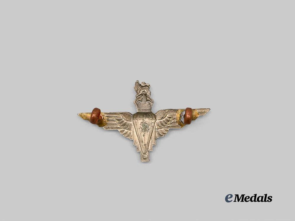 united_kingdom._a_lot_of19_post_war_parachute_regiment_collar_badges_e_medals__g_b8385_5