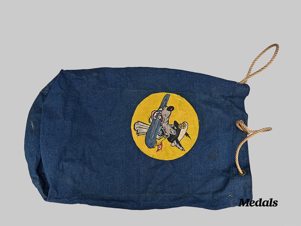 united_kingdom._a_superb_royal_navy_kit_bag_with_u-_boat_imagery_e_medals__g_b8554_3