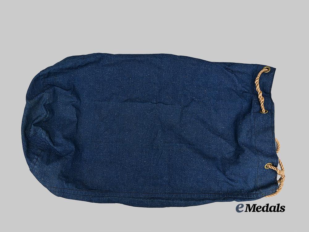 united_kingdom._a_superb_royal_navy_kit_bag_with_u-_boat_imagery_e_medals__g_b8554_4