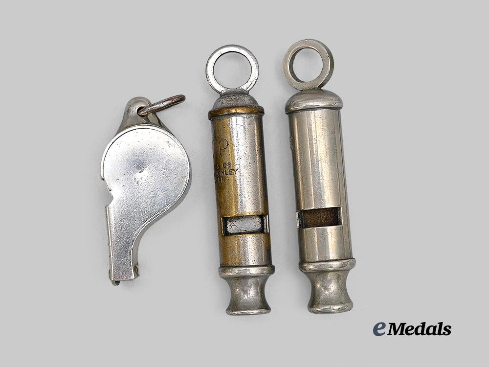 united_kingdom._a_lot_of_three_second_war_whistles_e_medals__g_b8571_4