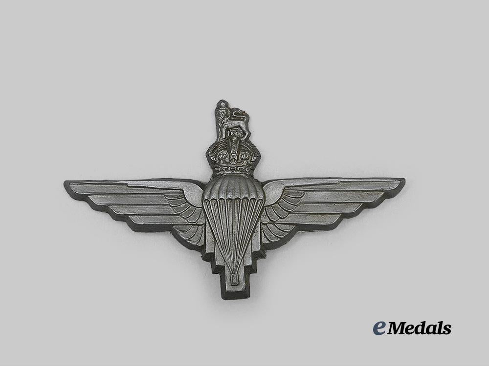 united_kingdom._a_bakelite_parachute_regiment_beret_badge_e_medals__g_b8595_2