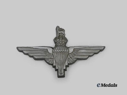 united_kingdom._a_bakelite_parachute_regiment_beret_badge_e_medals__g_b8595_2