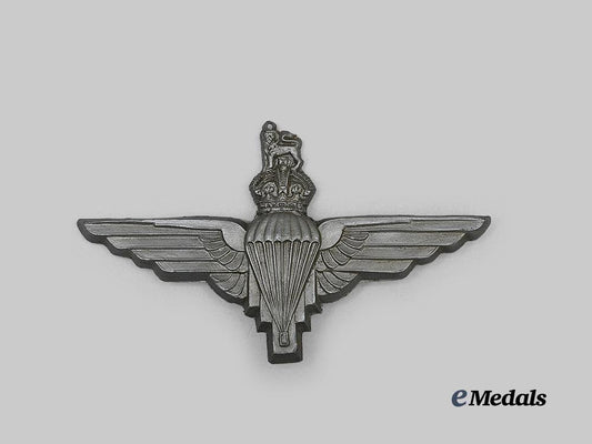 united_kingdom._a_bakelite_parachute_regiment_beret_badge_e_medals__g_b8595_2