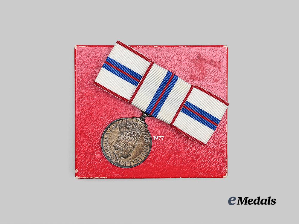 canada,_commonwealth._a_queen_elizabeth_i_i_silver_jubilee_medal,_for_ladies,_in_case_e_medals__g_b8658_4
