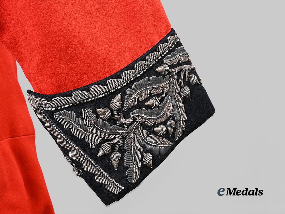 united_kingdom._an_east_lancashire_regiment_scarlet_officer's_dress_tunic,_c.1881_e_medals__g_b8677_8