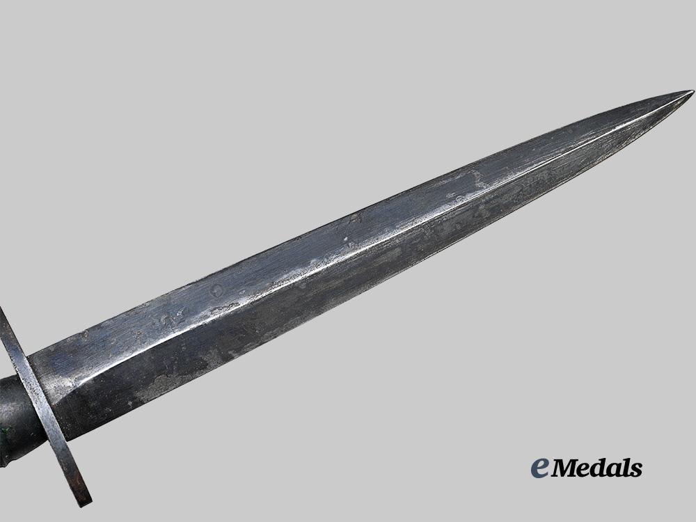 united_kingdom._a_fairbairn-_sykes_fighting_knife,_third_pattern_e_medals__g_b8698_8