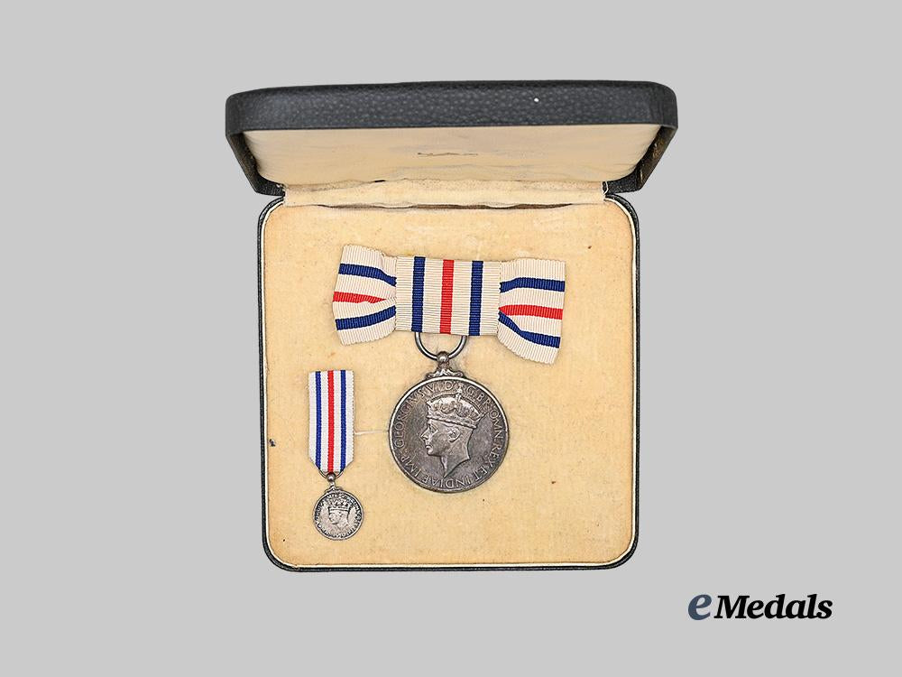 united_kingdom._a_king's_medal_for_courage,_with_miniature_e_medals__g_b8725_3