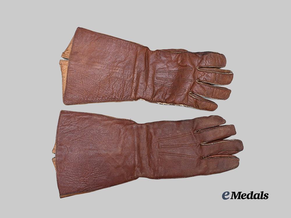 united_kingdom._a_pair_of_air_ministry_m33_pilot_gloves,_battle_of_britain_e_medals__g_b8742_3