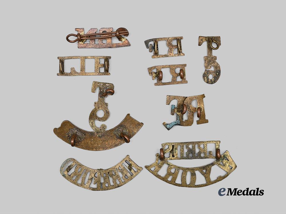 united_kingdom._a_mixed_lot_of_brass_shoulder_titles_e_medals__g_b9706_3