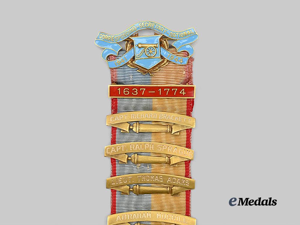united_states._a_women’s_descendants_of_the_ancient&_honourable_artillery_company_badge,_in_gold,_to_evelyn_marguerite_hutchins_yeager_e_medals__m0041-342_3