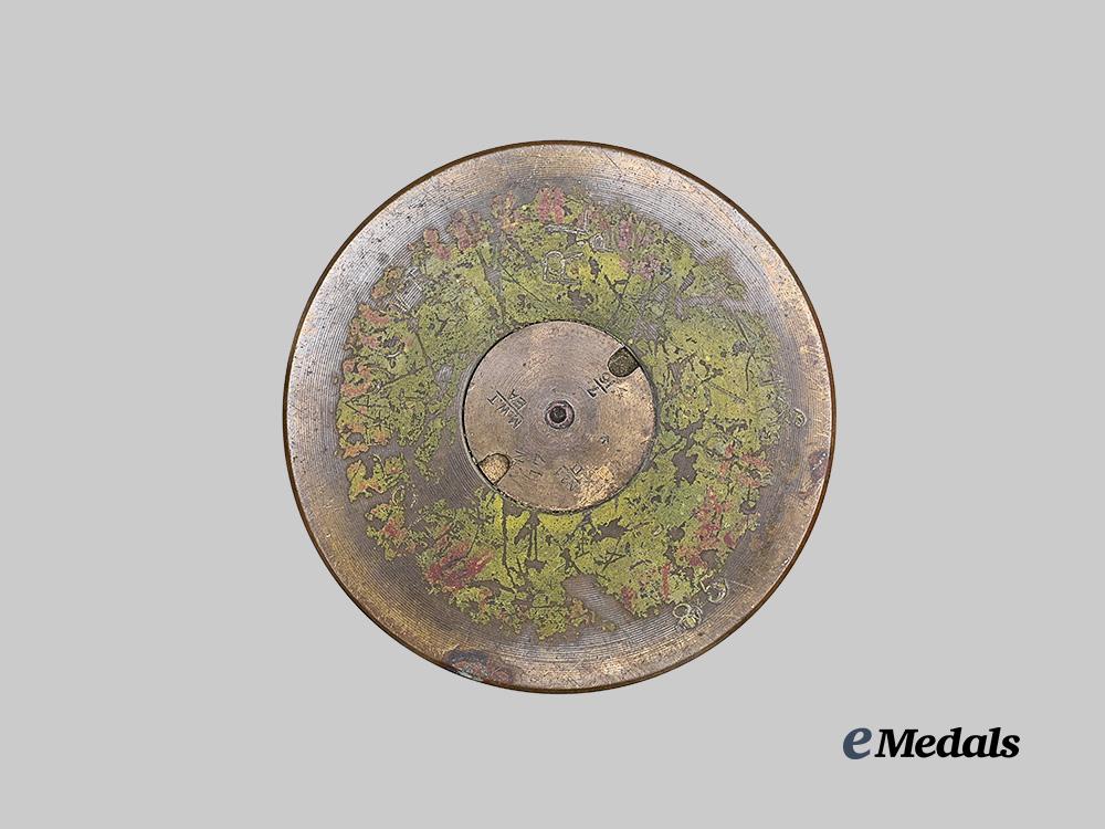 united_kingdom._a_no.70_squadron(_royal_flying_corps/_r_a_f)_trench_art_vase_e_medals__m0044-280_4
