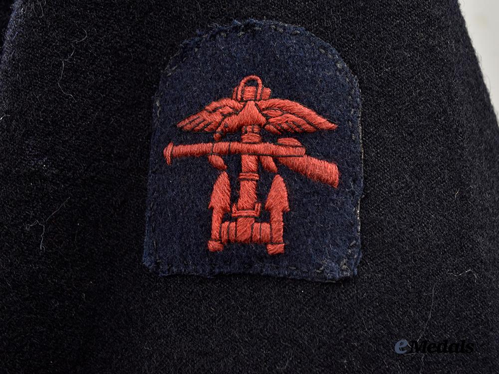 united_kingdom._a_royal_navy_lieutenant's_working_dress_jacket,_with_visor_cap_and_cover,_c.1945_e_medals__m0076-164-1_10