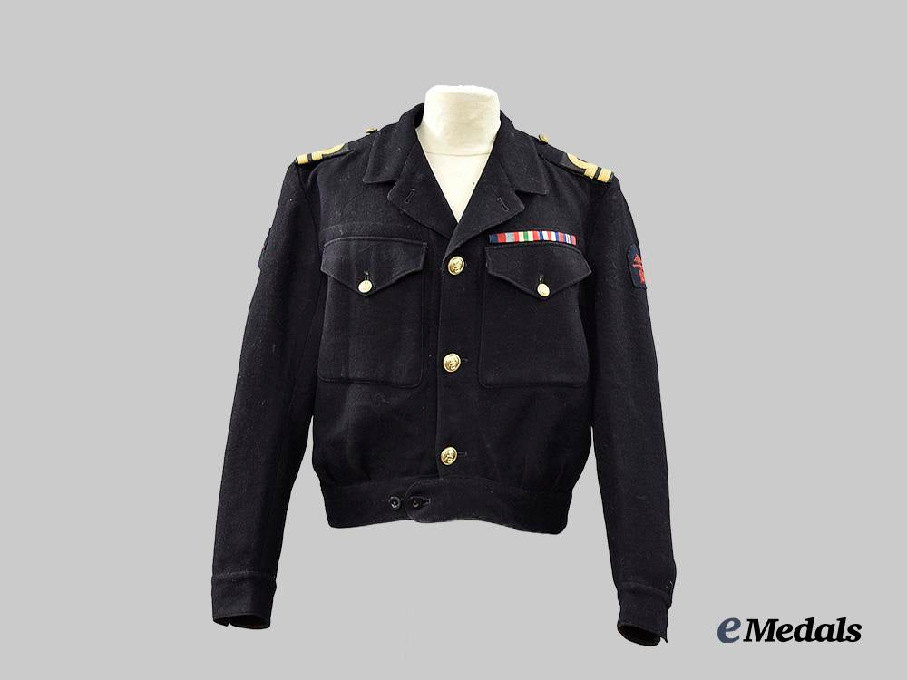 united_kingdom._a_royal_navy_lieutenant's_working_dress_jacket,_with_visor_cap_and_cover,_c.1945_e_medals__m0076-164-1_2