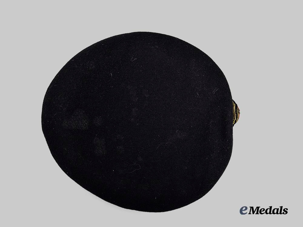 united_kingdom._a_royal_navy_lieutenant's_working_dress_jacket,_with_visor_cap_and_cover,_c.1945_e_medals__m0076-164-2_7