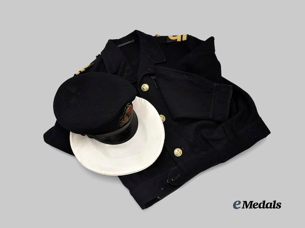 united_kingdom._a_royal_navy_lieutenant's_working_dress_jacket,_with_visor_cap_and_cover,_c.1945_e_medals__m0076-164_1