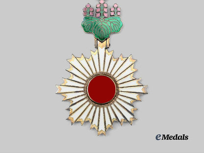 japan,_empire._an_order_of_the_rising_sun,_i_i_class_set_in_case_e_medals__m0332-58_10