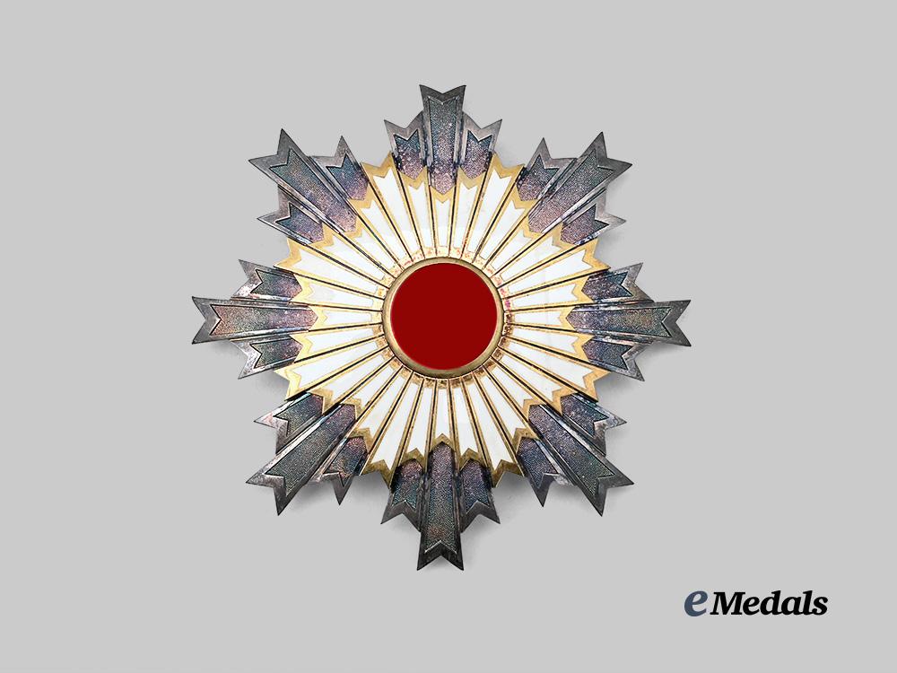 japan,_empire._an_order_of_the_rising_sun,_i_i_class_set_in_case_e_medals__m0332-58_11