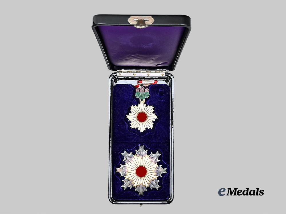 japan,_empire._an_order_of_the_rising_sun,_i_i_class_set_in_case_e_medals__m0332-58_4