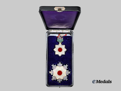 japan,_empire._an_order_of_the_rising_sun,_i_i_class_set_in_case_e_medals__m0332-58_4