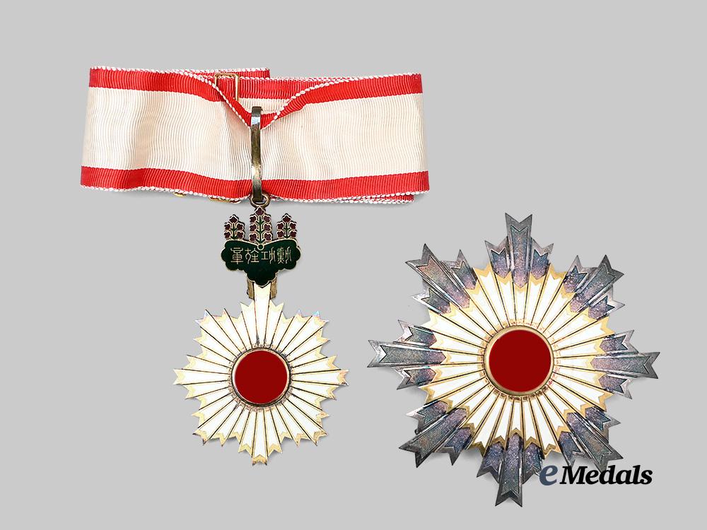 japan,_empire._an_order_of_the_rising_sun,_i_i_class_set_in_case_e_medals__m0332-58_6